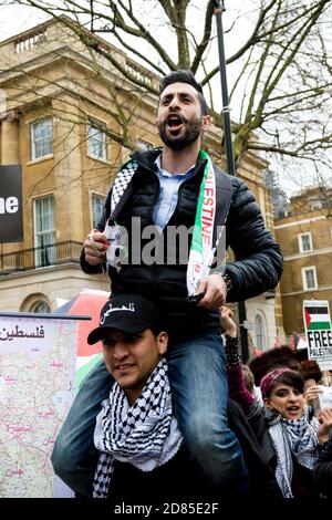 London, Großbritannien, 7. April 2018:- Demonstranten versammeln sich vor der Downing Street in London, um gegen die jüngsten Morde an Palästinensern in Gaza zu protestieren Stockfoto