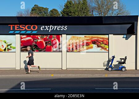 Tesco Express ist eine Niederlassung von Tesco Express in Southborough, Kent, Großbritannien. Tesco Express ist ein kleineres Convenience-Geschäft, das unter dem Namen Tesco firmiert. Stockfoto