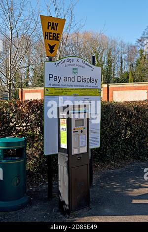 Ein Kassenautomat mit Bezahlung und Ausstellung auf einem Parkplatz, der von Tonbridge und Malling Borough Council, Tonbridge, Kent, Großbritannien, betrieben wird Stockfoto
