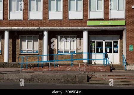 Das jobcenter plus Büros für Arbeitsuchende in Tonbridge, Kent, Großbritannien, befindet sich in einem typicallysoulless Gebäude aus den 1960er Jahren. Stockfoto