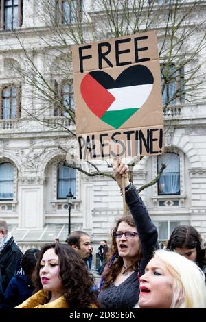 London, Großbritannien, 7. April 2018:- Demonstranten versammeln sich vor der Downing Street in London, um gegen die jüngsten Morde an Palästinensern in Gaza zu protestieren Stockfoto