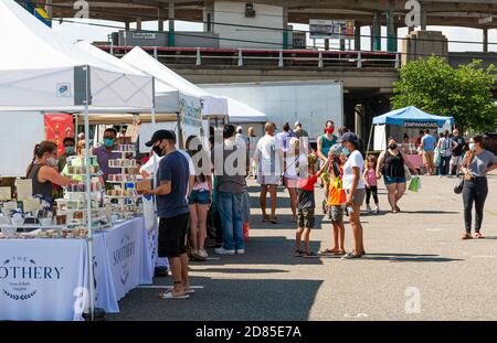 Babylon, New York, USA - 28. Juni 2020: Ein Bauernmarkt wird gegründet sith soziale Distanzierung auf einem Parkplatz am Babylon Bahnhof während Coronavi Stockfoto