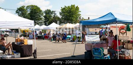 Babylon, New York, USA - 28. Juni 2020: Während der Coronavirus-Pandemie COVID-19 wird der Babylon-Bauernmarkt eingerichtet und für den Handel geöffnet. Stockfoto