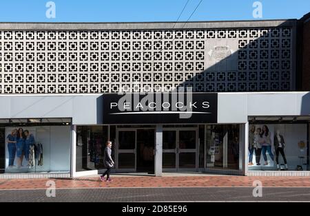 Peacocks beliebtes Modegeschäft in der High Street in Tonbridge, Kent, Großbritannien Stockfoto