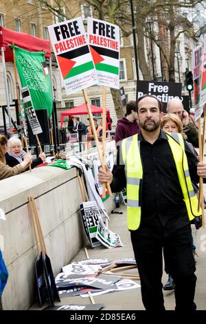 London, Großbritannien, 7. April 2018:- Demonstranten versammeln sich vor der Downing Street in London, um gegen die jüngsten Morde an Palästinensern in Gaza zu protestieren Stockfoto