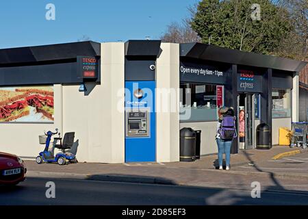 Tesco Express ist eine Niederlassung von Tesco Express in Southborough, Kent, Großbritannien. Tesco Express ist ein kleineres Convenience-Geschäft, das unter dem Namen Tesco firmiert. Stockfoto