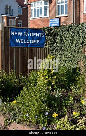 Ein Schild, auf dem neue Patienten in einer Zahnarztpraxis des NHS (National Health Service) in England begrüßt werden. Die Zulassung zur NHS Zahnarztpraxis ist im Jahr 2022 als schwierig. Stockfoto