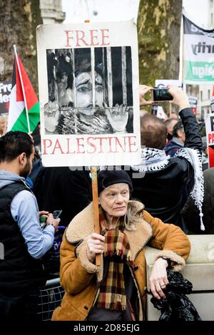 London, Großbritannien, 7. April 2018:- Demonstranten versammeln sich vor der Downing Street in London, um gegen die jüngsten Morde an Palästinensern in Gaza zu protestieren Stockfoto