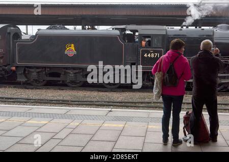 Dampflokomotive Stanier Black Five No 44781, steht im Bahnhof York, nachdem sie mit einem Spezialzug aus Norwich angekommen ist, Stockfoto