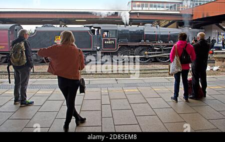 Dampflokomotive Stanier Black Five No 44781, steht im Bahnhof York, nachdem sie mit einem Spezialzug aus Norwich angekommen ist, Stockfoto