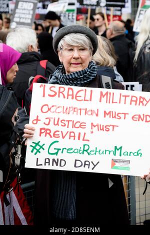 London, Großbritannien, 7. April 2018:- Demonstranten versammeln sich vor der Downing Street in London, um gegen die jüngsten Morde an Palästinensern in Gaza zu protestieren Stockfoto