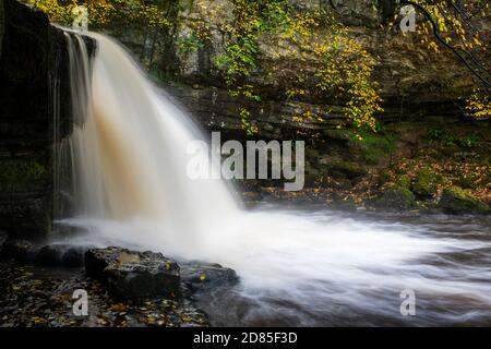 Wasser fällt in den Tauchpool bei Cauldron Falls, West Burton, Yorkshire Dales, Großbritannien Stockfoto