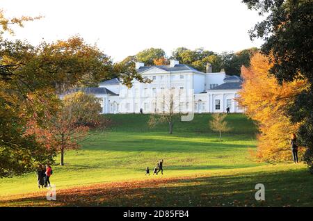 Wunderschöne Herbstfarben auf Hampstead Heath vor dem Kenwood House im Norden Londons, Großbritannien Stockfoto