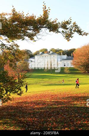 Wunderschöne Herbstfarben auf Hampstead Heath vor dem Kenwood House im Norden Londons, Großbritannien Stockfoto