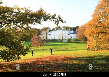 Wunderschöne Herbstfarben auf Hampstead Heath vor dem Kenwood House im Norden Londons, Großbritannien Stockfoto