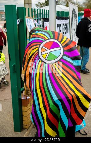 Aldermaston, Vereinigtes Königreich, 1. April 2018:- CND-Demonstranten versammeln sich vor dem Haupttor, um die EHRFURCHT zu erheben, wo Großbritanniens Atomsprengköpfe gemacht werden, auf dem Stockfoto