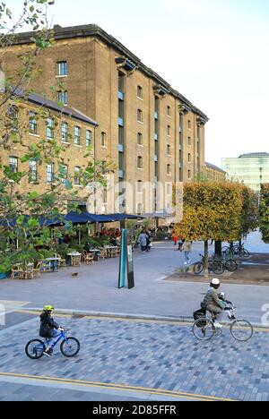 Restaurants von St Martins Central School of Art am Granary Square im Herbst, Nord-London, Großbritannien Stockfoto