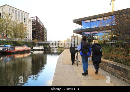 Spaziergang auf dem Treidelpfad am Lighterman Restaurant am Regents Canal und Granary Square, Kings Cross, North London, Großbritannien Stockfoto