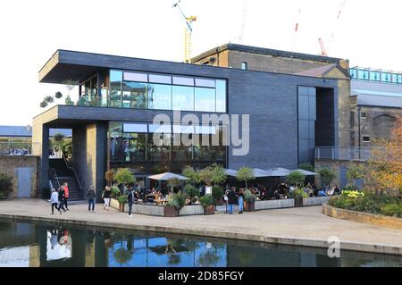 Speisen unter freiem Himmel im Lighterman Restaurant am Regents Canal und Granary Square, Kings Cross, North London, Großbritannien Stockfoto