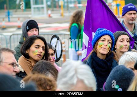 Aldermaston, Vereinigtes Königreich, 1. April 2018:- CND-Demonstranten versammeln sich vor dem Haupttor, um die EHRFURCHT zu erheben, wo Großbritanniens Atomsprengköpfe gemacht werden, auf dem Stockfoto