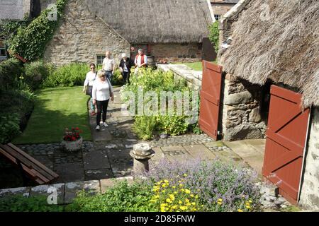 Kirkoswald, Ayrshire Schottland Souter Johnnies Cottage. Betreut vom National Trust for Scotland. Das Haus des Souter Johnnie aus dem 18.. Jahrhundert, verewigt von Robert Burns im Gedicht Tam o’ Shanter, der Heimat von John Davidson, der der ursprüngliche Souter Johnnie in Robert Burns berühmtem Gedicht Tam O' Shanter war, enthält Stilmöbel, Burns-Reliquien und eine rekonstruierte souter-Werkstatt. Stockfoto