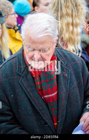 Aldermaston, Vereinigtes Königreich, 1. April 2018:- Bruce Kent, Ehrenvizepräsident vor dem Haupttor der EHRFURCHT zum 60. Jahrestag der ersten Stockfoto