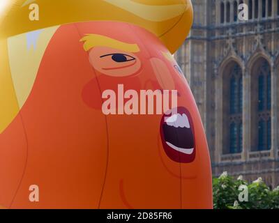 Trump Blimp Balloon - Detail, Parliament Square, London, UK am 13. Juli 2018. Demonstrator aufgeblasen einen Ballon, der Donald Trump darstellt. Stockfoto