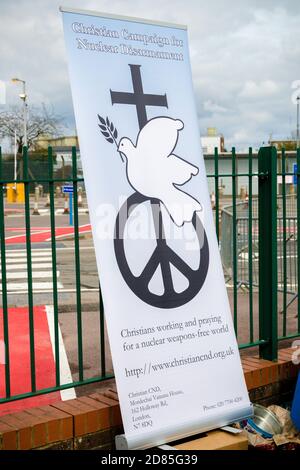 Aldermaston, Vereinigtes Königreich, 1. April 2018:- CND-Demonstranten versammeln sich vor dem Haupttor, um die EHRFURCHT zu erheben, wo Großbritanniens Atomsprengköpfe gemacht werden, auf dem Stockfoto