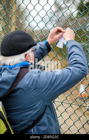 Aldermaston, Großbritannien, 1. April 2018:- Nachrichten, die am Zaun vor dem Haupttor zur EHRFURCHT hinterlassen wurden, zum 60. Jahrestag der ersten CND ma Stockfoto