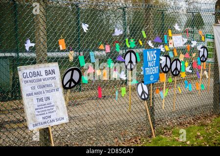 Aldermaston, Großbritannien, 1. April 2018:- Nachrichten, die am Zaun vor dem Haupttor zur EHRFURCHT hinterlassen wurden, zum 60. Jahrestag der ersten CND ma Stockfoto