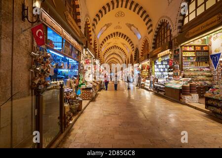 Passagen und Geschäfte in Ägyptischen Gewürzmarkt, Istanbul, Türkei Stockfoto