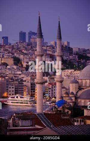 Minarette der Neuen Moschee in Istanbul, Türkei Stockfoto