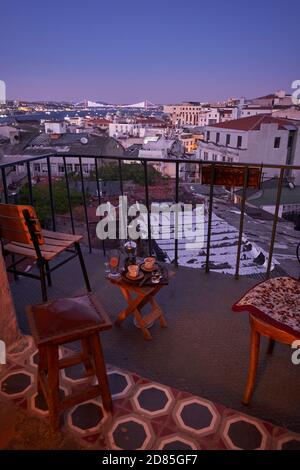 Kleines Cafe/Cafe in Buyuk Valide Han mit Aussicht Von Istanbul Stockfoto