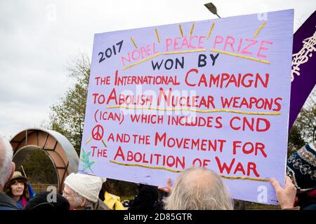 Aldermaston, Vereinigtes Königreich, 1. April 2018:- CND-Demonstranten versammeln sich vor dem Haupttor, um die EHRFURCHT zu erheben, wo Großbritanniens Atomsprengköpfe gemacht werden, auf dem Stockfoto