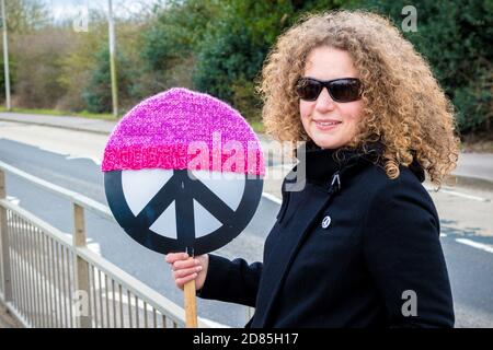 Aldermaston, Vereinigtes Königreich, 1. April 2018:- CND-Demonstranten versammeln sich vor dem Haupttor, um die EHRFURCHT zu erheben, wo Großbritanniens Atomsprengköpfe gemacht werden, auf dem Stockfoto