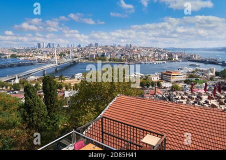 Panoramablick auf das Goldene Horn, Metro und Galata Brücke, Istanbul, Türkei Stockfoto