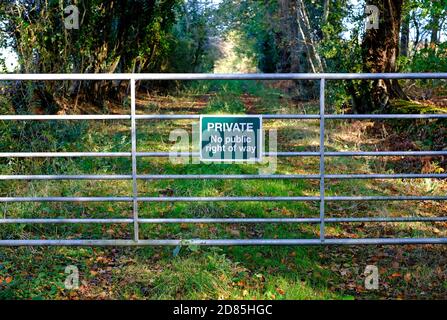 Private kein öffentliches Wegzeichen auf Metall Farm Tor, norfolk, england Stockfoto