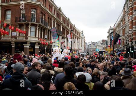 London, Großbritannien, 18. Februar 2018:-Feierlichkeiten zur Feier des chinesischen Neujahrs in Londons Chinatown und den umliegenden Straßen für das Jahr o Stockfoto