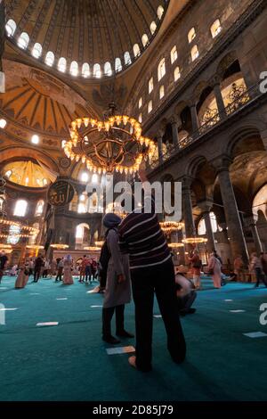 Besucher fotografieren die Hagia Sophia Moschee, Istanbul, Türkei Stockfoto