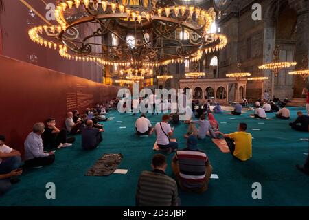Die Menschen beten in der Hagia Sophia Moschee, Istanbul, Türkei Stockfoto