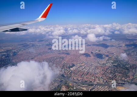 Blick aus dem Flugzeugfenster auf Istanbul Stockfoto