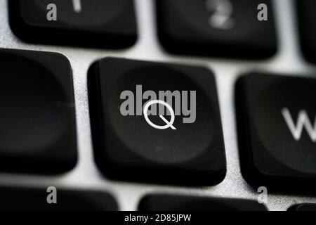 Nahaufnahme der Tastaturtaste auf grauem Metall. Hochwertige Fotos Stockfoto