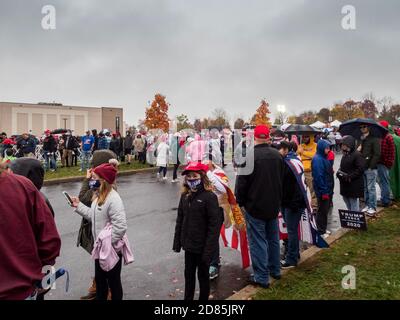 Allentown, PA / USA - 26. Oktober 2020: Tausende von Menschen warten auf die Trump-Rallye an einem kalten und regnerischen Tag Stockfoto