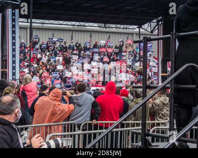 Allentown, PA / USA - 26. Oktober 2020: Präsident Trump spricht an einem kalten und regnerischen Tag bei einer vollen Trump-Rallye Stockfoto