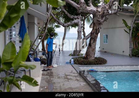 Meister putzen die Klimaanlage in einem tropischen Hotel. Stockfoto