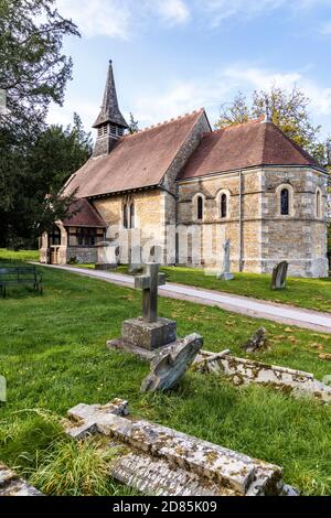 Die Kirche St. Michael & All Angels aus dem 12. Jahrhundert im Dorf Bulley, Gloucestershire UK Stockfoto