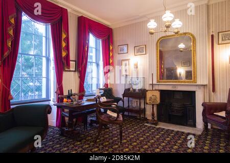 Der Salon im Charles Dickens Museum und im georgianischen Stadthaus, in dem der berühmte viktorianische Autor fast 3 Jahre lang lebte, in der Doughty Street. London. VEREINIGTES KÖNIGREICH (122) Stockfoto