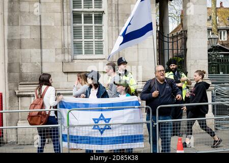 London, Großbritannien, 14. April 2018:- EINE Gruppe von Pro-Israel-Protestierenden gegenüber einer Versammlung von pro-palästinensischen Demonstranten, in der Nähe der israelischen Botschaft i Stockfoto