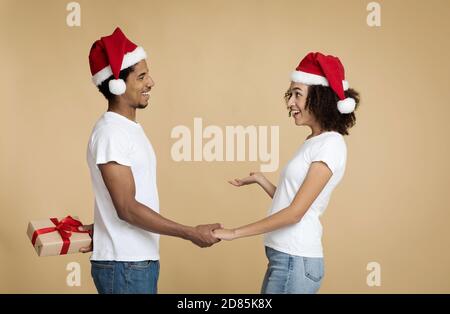 Geschenk-Schenken am Silvesterabend und romantische Überraschung Stockfoto