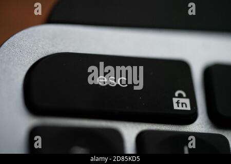 Nahaufnahme der Tastaturtaste auf grauem Metall. Hochwertige Fotos Stockfoto